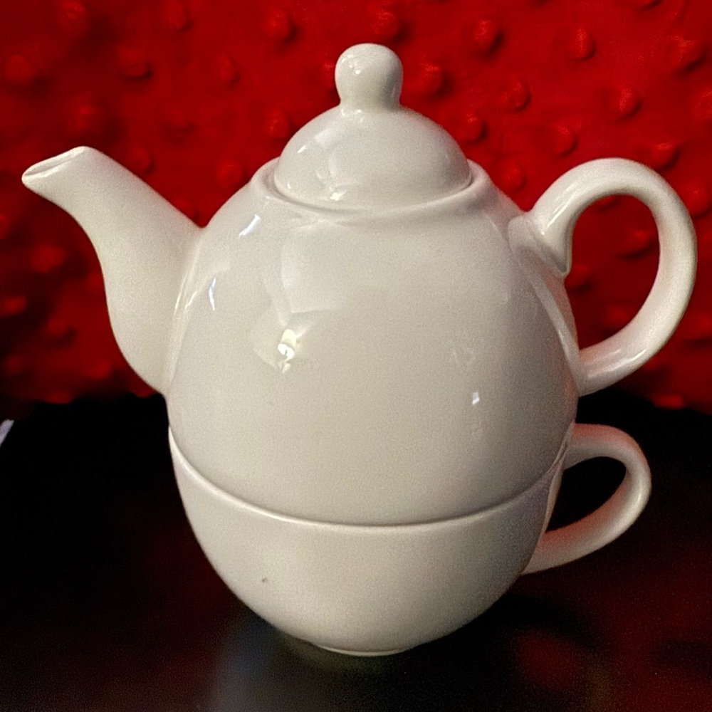 Tupperware Living by Tupperware personal tea pot, cup and saucer.